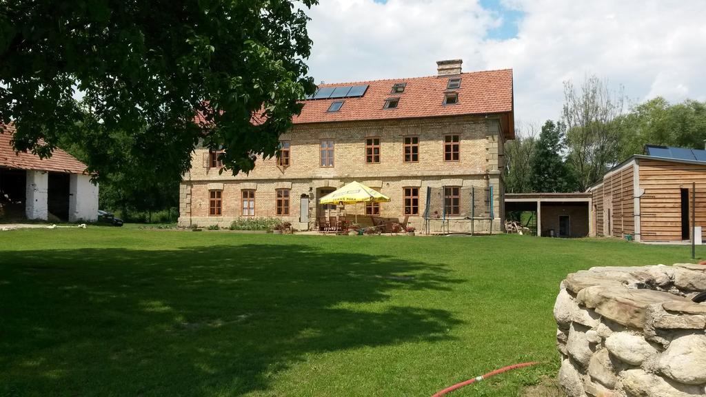 Rekreacni Areal Dvur Honetice Hotel Exterior photo