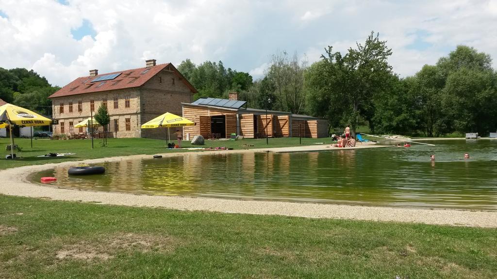 Rekreacni Areal Dvur Honetice Hotel Exterior photo
